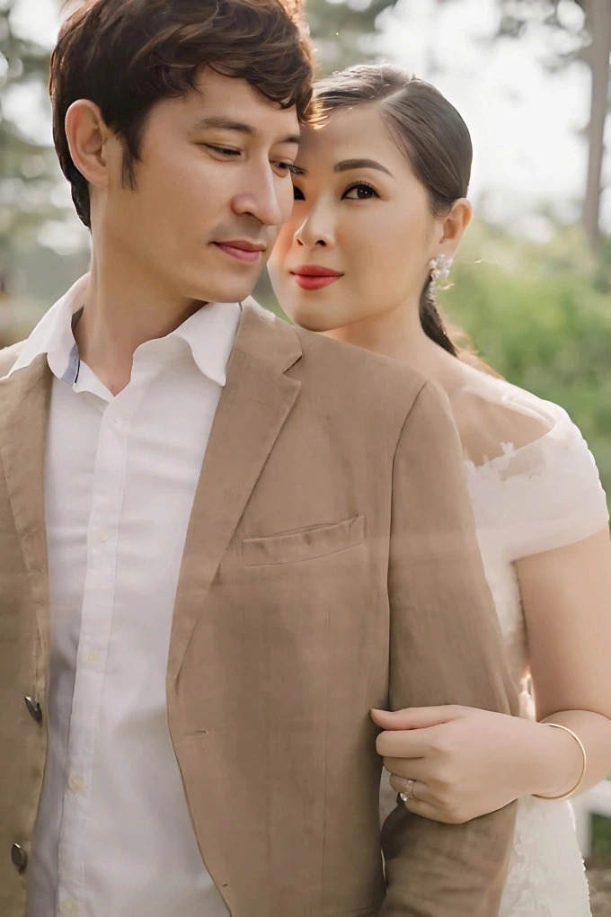 Diễn viên Huy Khánh xuất hiện trong buổi livestream hôm 12/6 của vợ cũ - người mẫu Mạc Anh Thư, có nhiều cử chỉ thân mật dành cho cô, khiến khán giả nghi ngờ cả hai tái hợp.