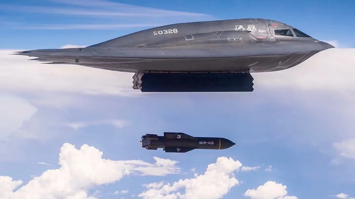 Bom GBU-57 được thả từ máy bay ném bom tàng hình B-2 (Ảnh: militaryaerospace)