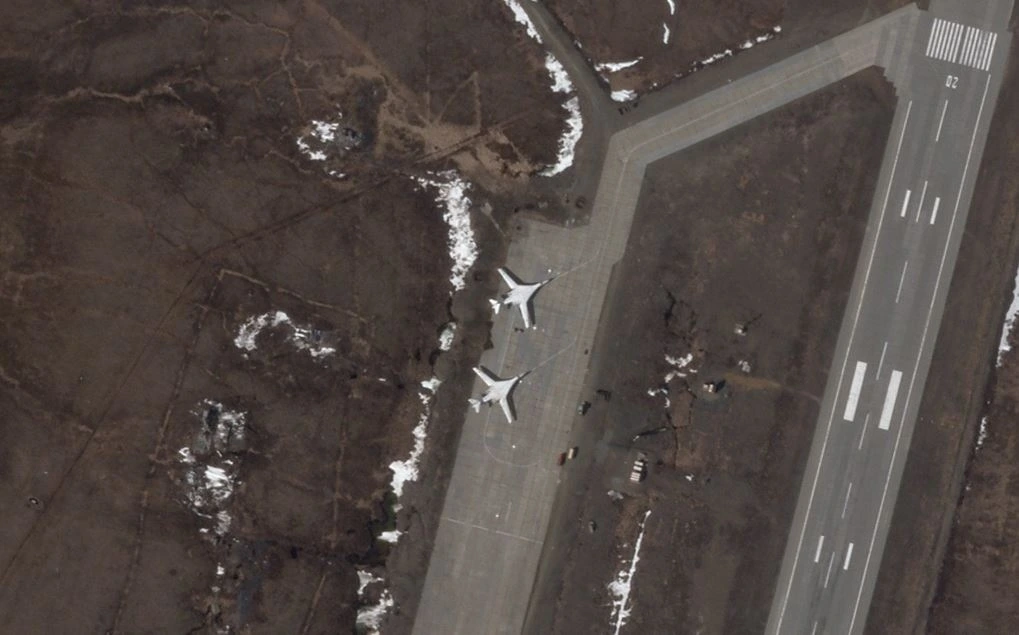 2 máy bay ném bom Tu-160 của Nga ở căn cứ không quân Anadyr. Ảnh: Telegraph