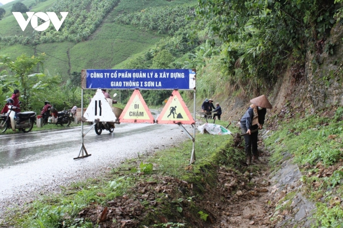 Các đơn vị quản lý đường bộ Sơn La đang thực hiện nạo vét, khơi thông cống rãnh