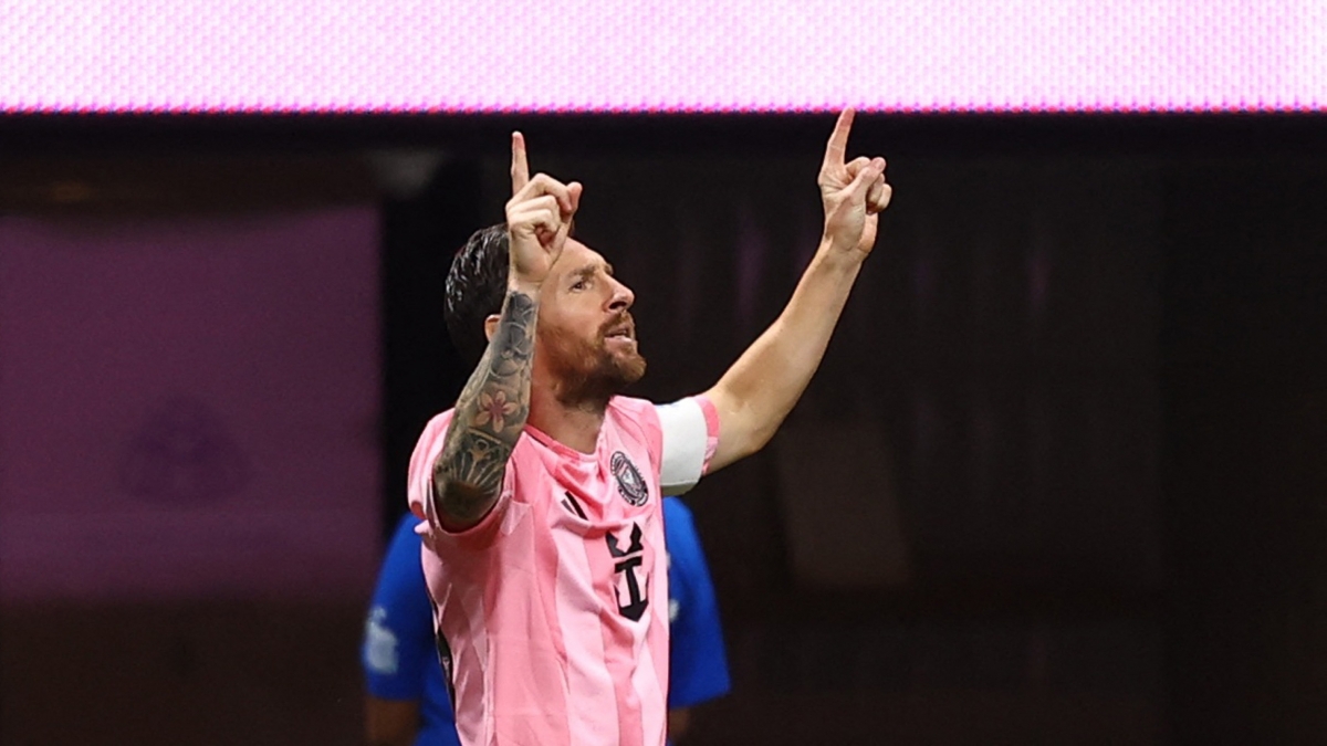 Lionel Messi ghi siêu phẩm trong trận thắng Porto (Ảnh: Reuters)