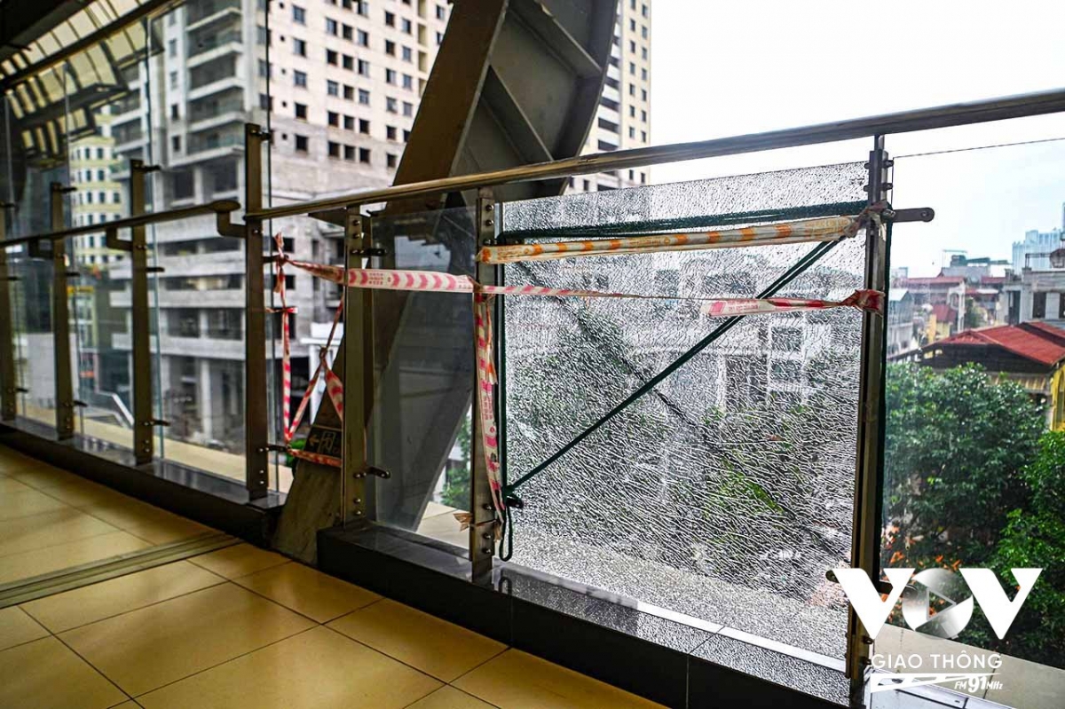 Tình trạng kính bị nứt vớ diễn ra tại nhiều nhà ga trên tuyến Metro Cát Linh - Hà Đông