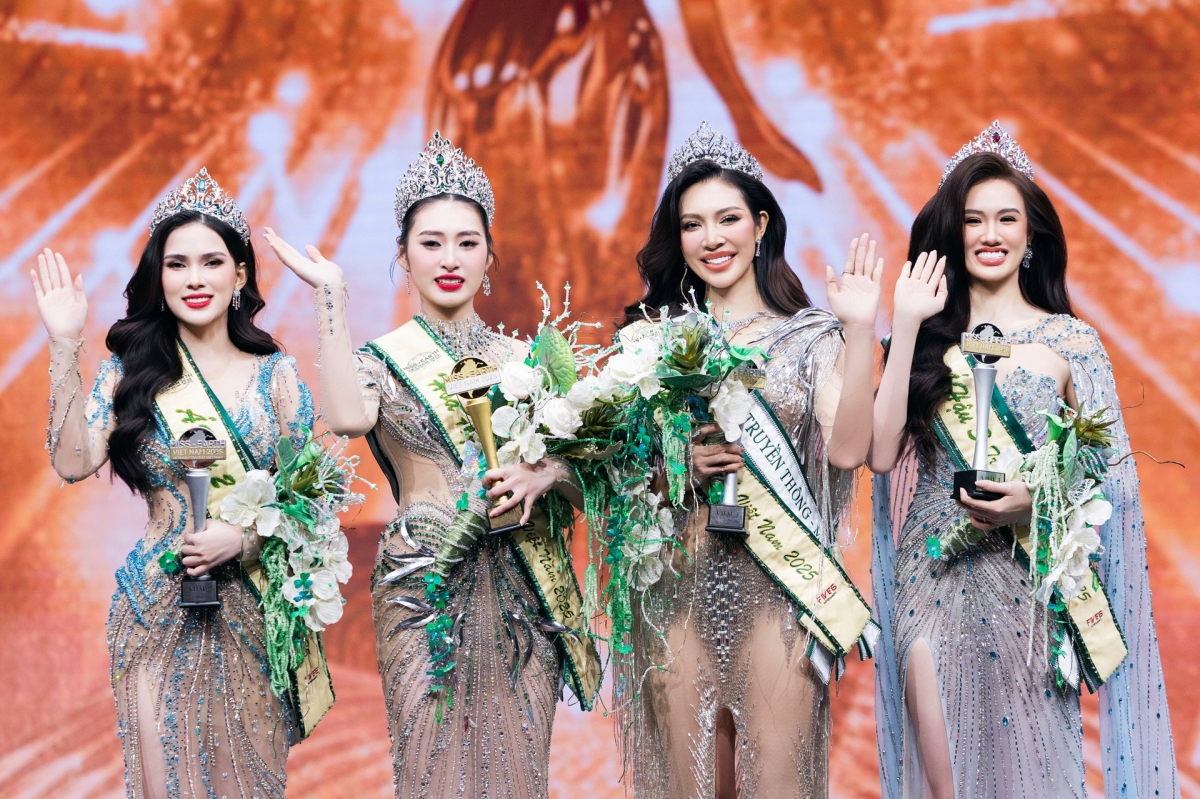 Miss Earth Vietnam 2025 Ngô Thị Trâm Anh (thứ 2 từ trái sang) và 3 Á hậu. (Ảnh: BTC)