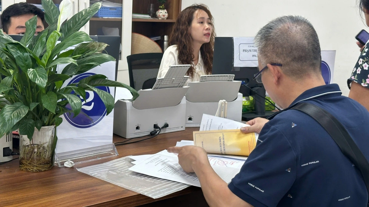Anh Đặng Văn Hiển - công dân (phường Đội Cấn, quận Ba Đình) đến làm thủ tục thừa kế tài sản là nhà đất ở do bố mẹ tặng, cho. Anh Hiển cho biết: “ Hôm nay tôi đến nộp thủ tục hồ sơ giấy tờ, hỏi các bạn nhân viên tư vấn xem giấy tờ thiếu đủ thế nào để còn chuẩn bị. Cảm nhận các bạn tư vấn rất tận tình chu đáo, chi tiết từng trang từng tờ cần bổ sung thế nào. Tôi rất hài lòng”.