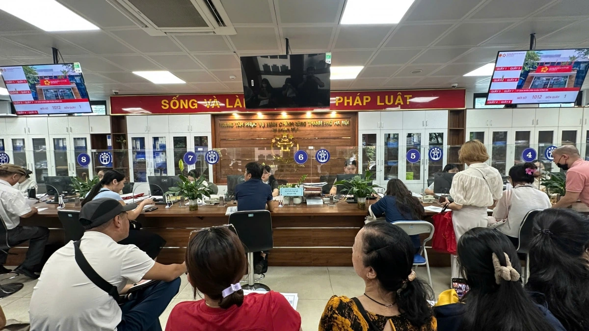 Cũng trong sáng nay, ghi nhận tại Trung tâm phục vụ hành chính công thành phố Hà Nội- chi nhánh số 3 rất đông người dân đến làm các thủ tục hành chính.