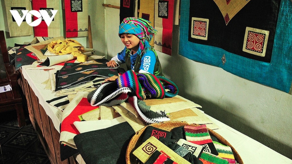 Brocade products come in a wide variety of designs, including clothing, traditional costumes, tablecloths, wallets, handbags, pillowcases, brocade paintings, and souvenir gifts to cater to the needs of tourists.