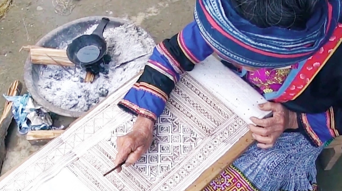 The most important stage that requires the most time, patience, and skill from the Mong women is the embroidery of floral patterns, the addition of colours, and the final shaping of the product.