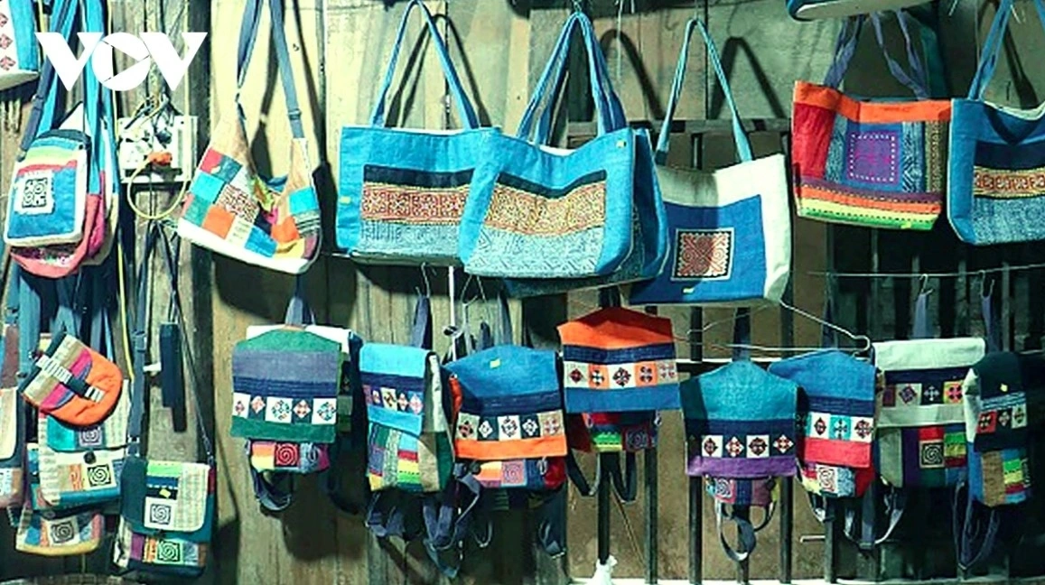 Linen is also used to create decorative items for hotels and restaurants, as well as souvenirs and artwork.