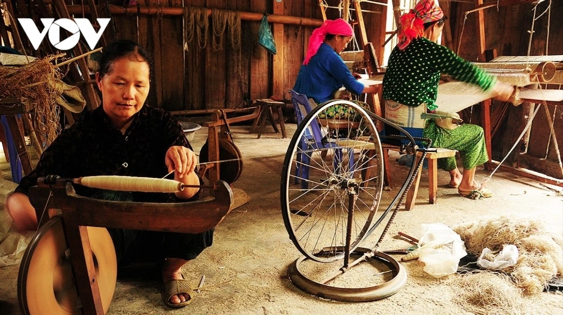 Linen brocade products showcase diverse and beautiful patterns, reflecting the unique cultural characteristics of the Mong women's costumes on the Dong Van Karst Plateau.