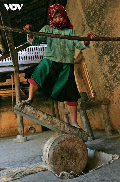 The Mong women meticulously split the threads to obtain flax fibers, which are then pounded in stone mortars to soften them, leaving behind only the strong, durable strands.