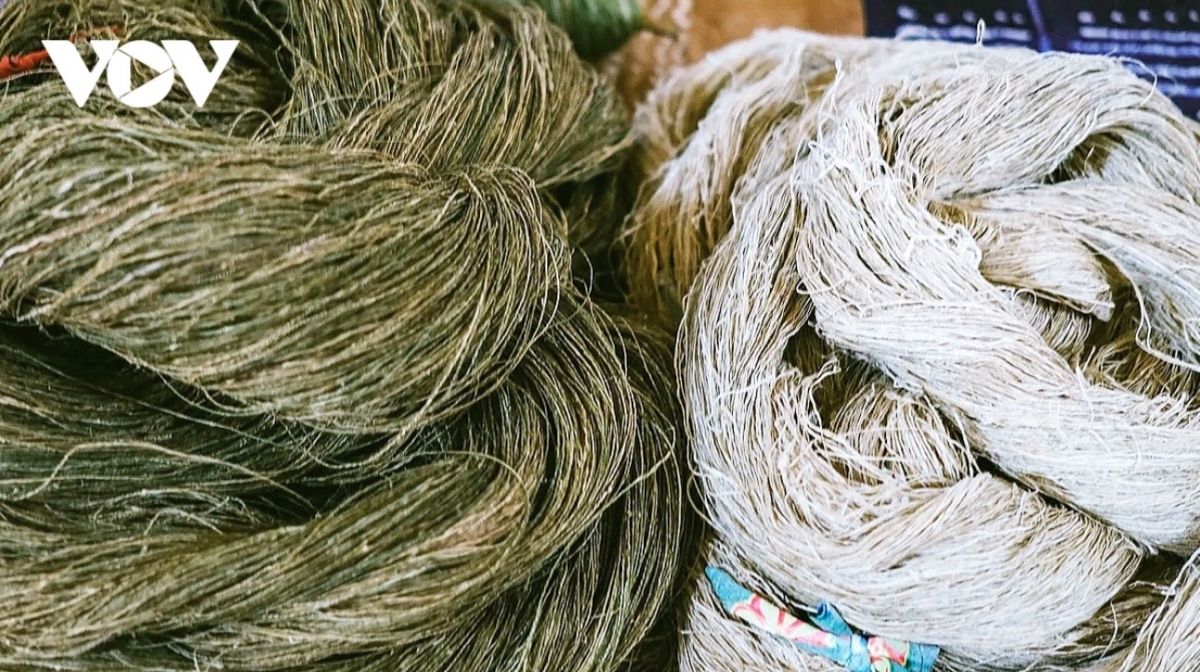 After being repeatedly boiled in a mixture of water, ash, and beeswax, the linen threads gradually become softer and take on a whiter appearance.