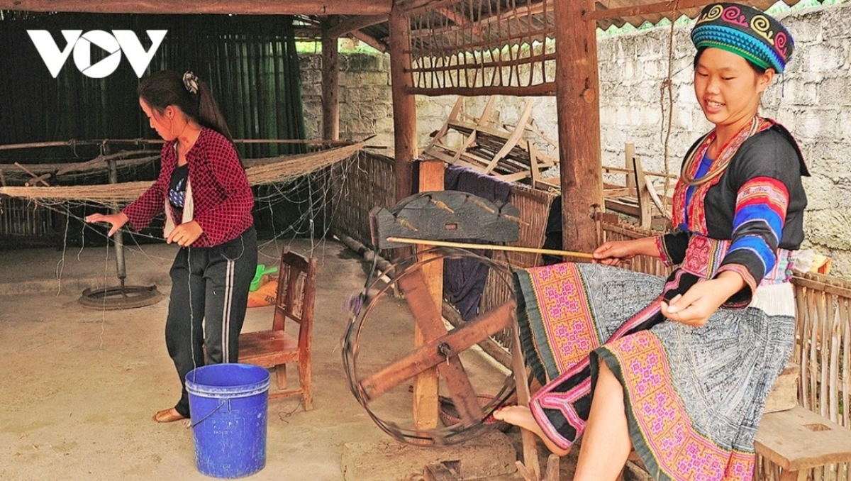 The Mong ethnic women then use their looms to weave intricate brocade products.