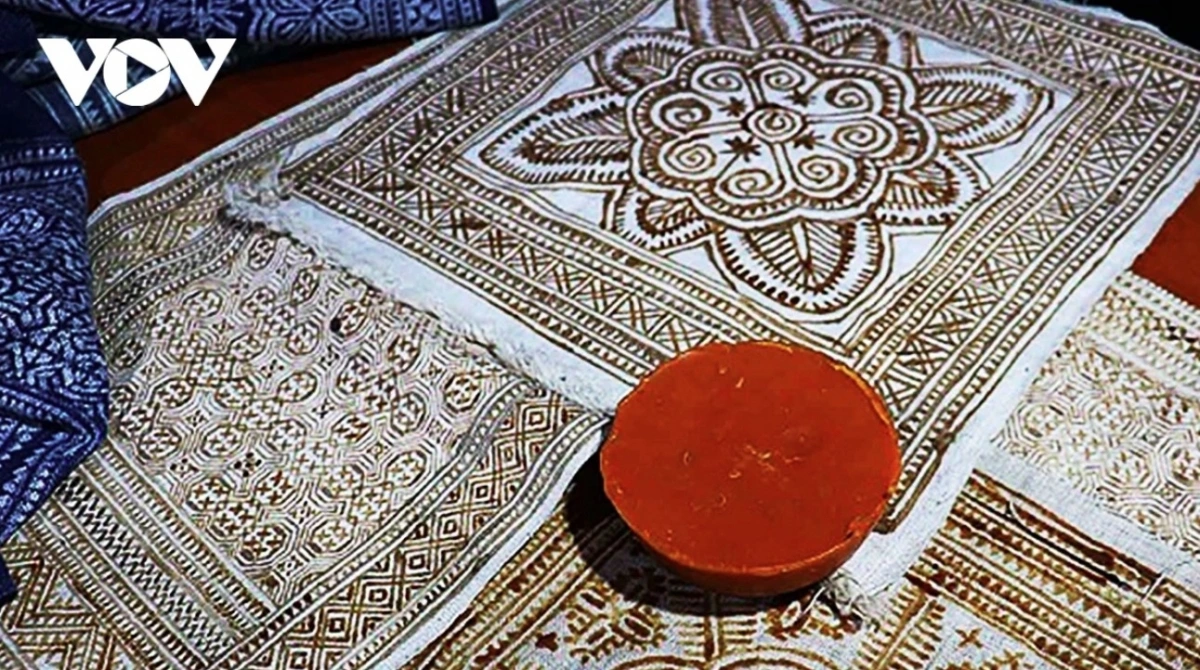 The sophisticated brocade patterns makes the clothing of the Mong ethnic people distinguishable from others.
