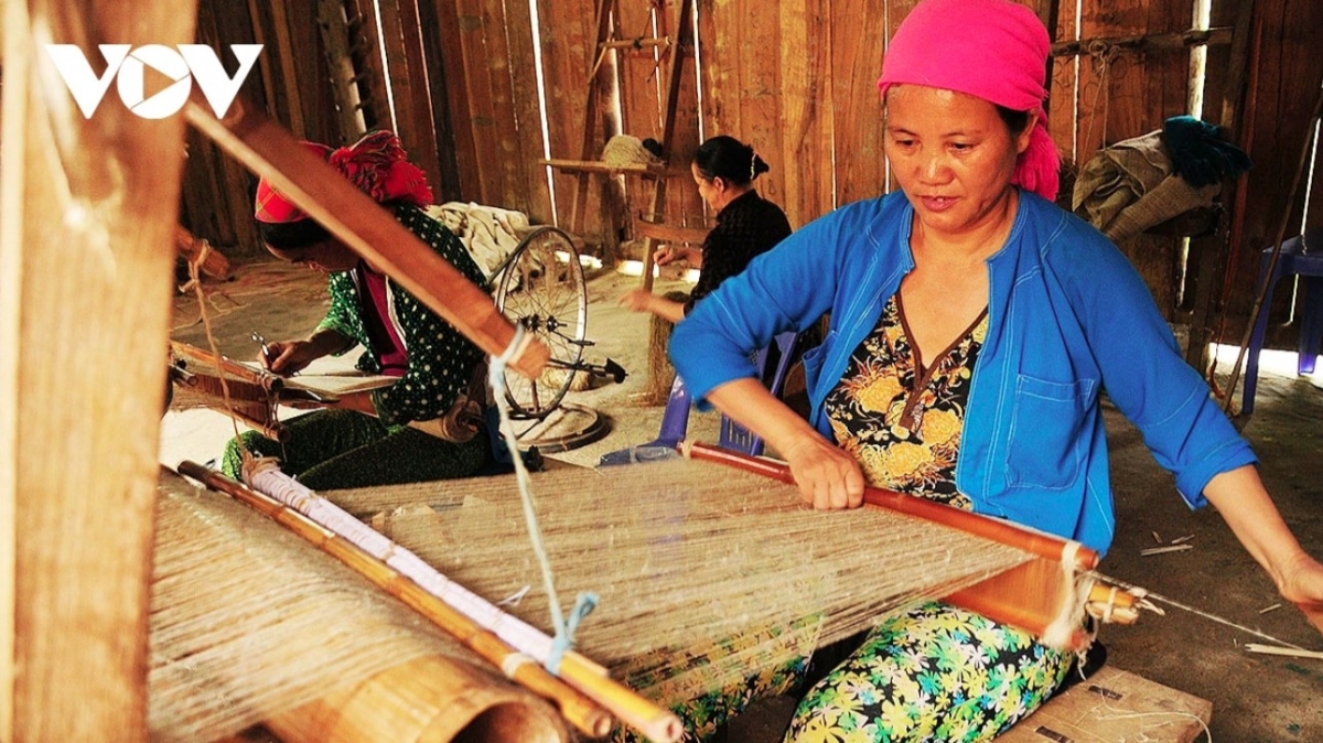 For generations, the Mong women in the highlands have been weaving linen using traditional looms.