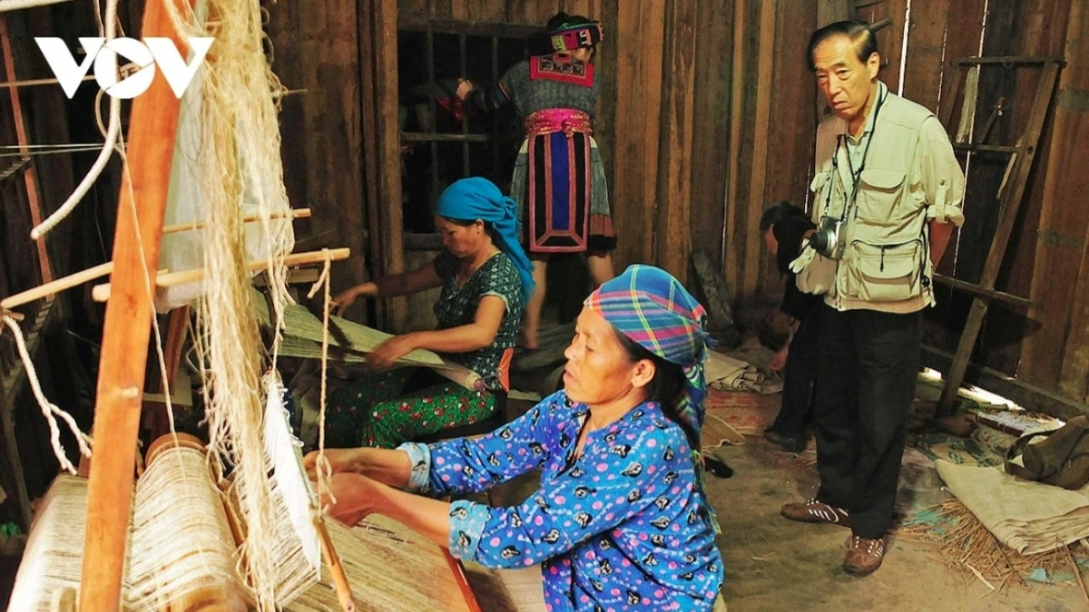 Tourists are fascinated by discovering the traditional weaving techniques of the Mong women in Lung Tam village.