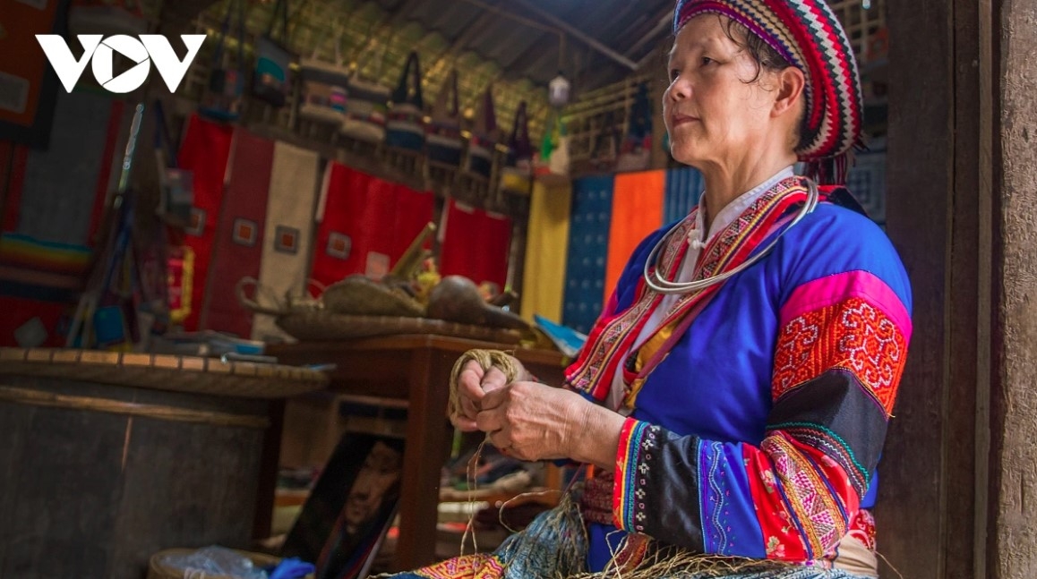 Linen is used to make colourful outfits, scarves, and handbags.