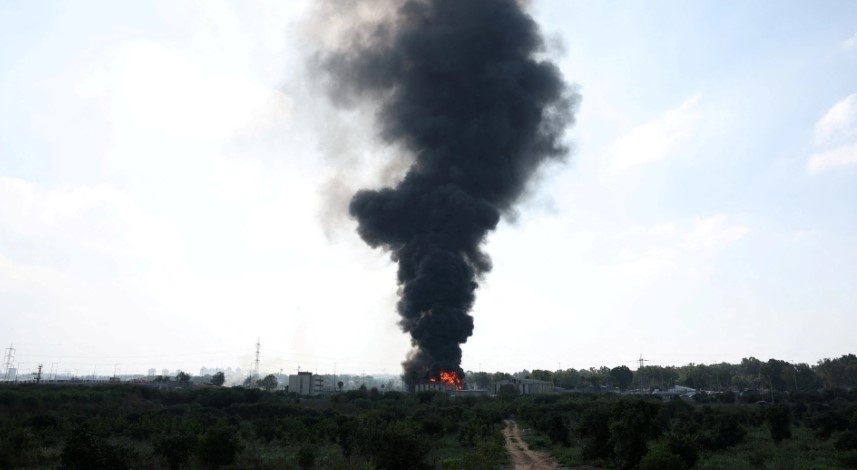 Cột khói bốc lên từ một vụ cháy ở thành phố Herzliya, Israel ngày 17/6. Ảnh: Reuters