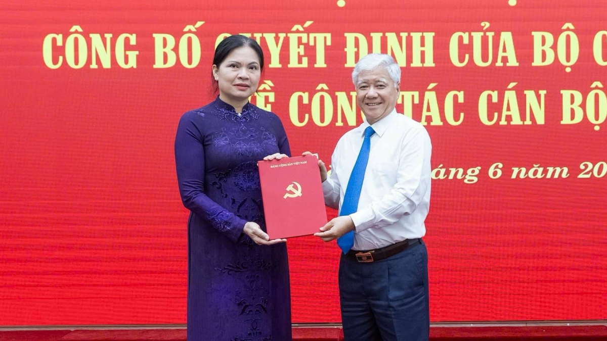 Chủ tịch Ủy ban Trung ương MTTQ Việt Nam Đỗ Văn Chiến trao quyết định của Bộ Chính trị cho bà Hà Thị Nga. (Ảnh: Quang Vinh)