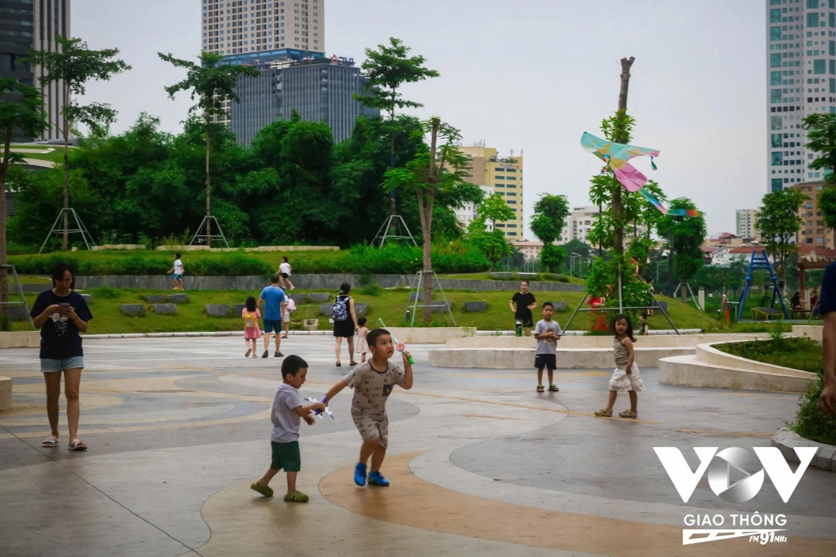 Có thể dễ dàng nhìn thấy rõ khuôn mặt vui tươi của các bé khi được vui chơi ngoài trời thay vì ở nhà cầm điện thoại