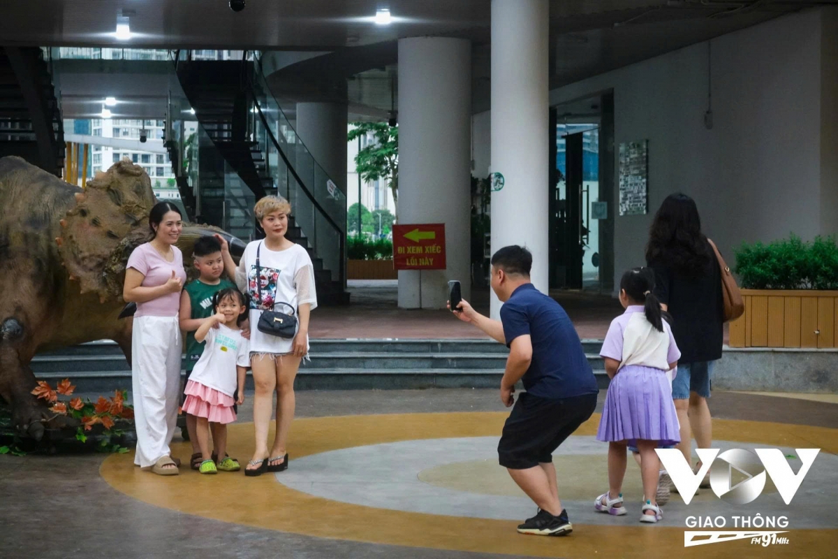 Dẫn gia đình tới xem biểu diễn xiếc, anh P.V.Tuấn (phường Dịch Vọng Hậu, quận Cầu Giấy, Hà Nội) chia sẻ: “Mình thấy biểu diễn xiếc rất hay và thú vị nên muốn dẫn vợ con đến xem, đây cũng là để cho bé nhà mình có thêm kỷ niệm đẹp và khám phá nhiều điều mới".