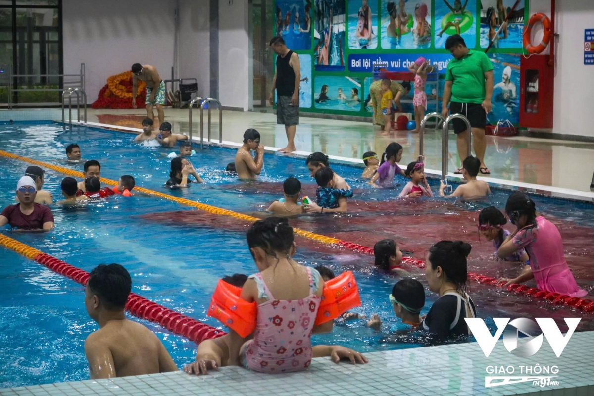 Bên cạnh việc vui chơi, rèn luyện kỹ năng, thể chất, bố mẹ có thể tổ chức những chuyến du lịch, đi chơi xa để trẻ được khám phá thiên nhiên, trải nghiệm cuộc sống mới. Ngoài ra, phụ huynh cần quan tâm con em mình có những sở thích, năng khiếu gì, để cho con học hỏi, phát triển năng khiếu... nhằm giúp trẻ phát huy thế mạnh, tự tin hơn trong cuộc sống.