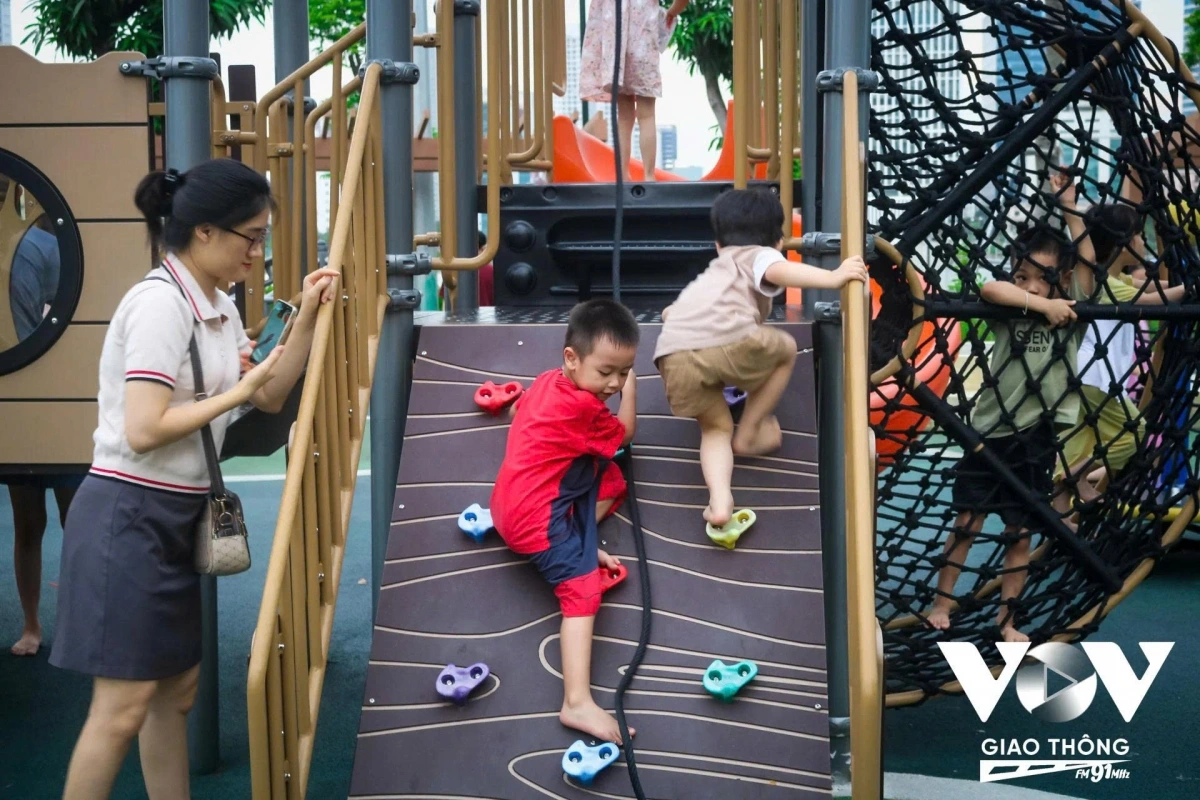 Chị N.T.Huệ (phường Mỹ Đình, quận Nam Từ Liêm, Hà Nội) chia sẻ: “Mình giảm thời gian con xem tivi, điện thoại tối đa nhất có thể. Bé đang ở trong độ tuổi cần phát triển toàn diện cả về thể chất lẫn tinh thần. Để con tiếp xúc với điện tử quá sớm là đánh mất tuổi thơ tươi đẹp và ảnh hưởng sức khỏe rất nhiều. Chính vì vậy, hai vợ chồng mình dù có bận vẫn ưu tiên dành thời gian vui chơi cùng con, cho con tham gia hoạt động ngoài trời hoặc gửi con về chơi cùng ông bà".