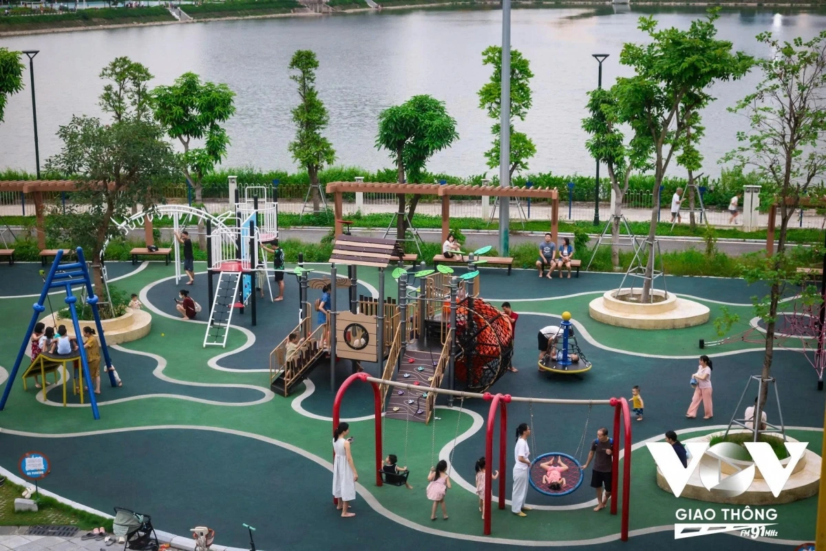 Hiện nay, nhiều hoạt động rèn luyện kỹ năng sống, tạo sân chơi bổ ích cho trẻ ngày hè đã xuất hiện như các mô hình trại hè, khóa học trải nghiệm hè; khóa học bơi, đàn hát, múa, vui chơi ngoài trời…