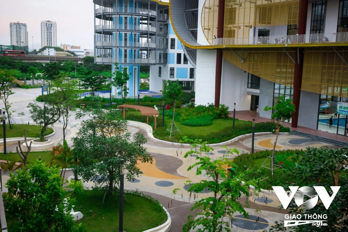 Với tổng diện tích gần 40.000m2, nằm tại khu công viên và hồ điều hòa CV1 thuộc Khu đô thị mới Cầu Giấy, sát đường Phạm Hùng