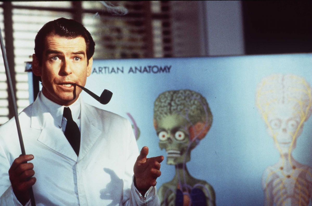 Brosnan trong vai giáo sư Donald Kessler đã thể hiện nét duyên hài khi hóa thân thành nhà khoa học lập dị.