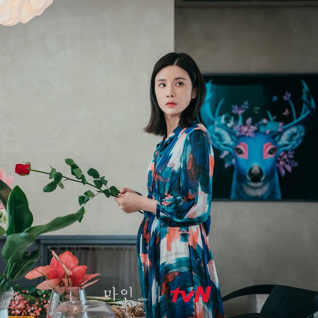 Lee Bo Young trong vai Ji Sun Woo (Mine): Ji Sun Woo là người phụ nữ của giới thượng lưu thực thụ: mạnh mẽ, thông minh và luôn kiểm soát mọi thứ bằng bản lĩnh. Lee Bo Young khắc họa nhân vật với phong cách điềm tĩnh, chuẩn mực và sang trọng đến từng cử chỉ, tạo nên hình mẫu nữ thừa kế có chiều sâu và đẳng cấp bậc nhất.