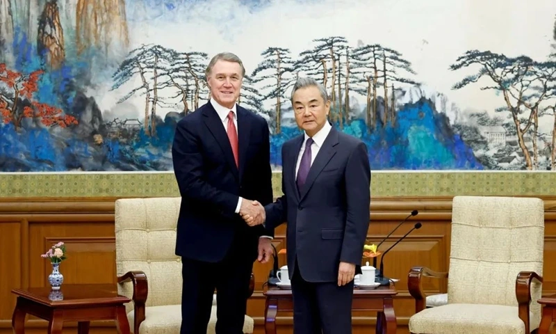 Ngoại trưởng Trung Quốc Vương Nghị gặp Đại sứ Hoa Kỳ tại Trung Quốc David Perdue ngày 3/6. Ảnh: Bộ Ngoại giao Trung Quốc