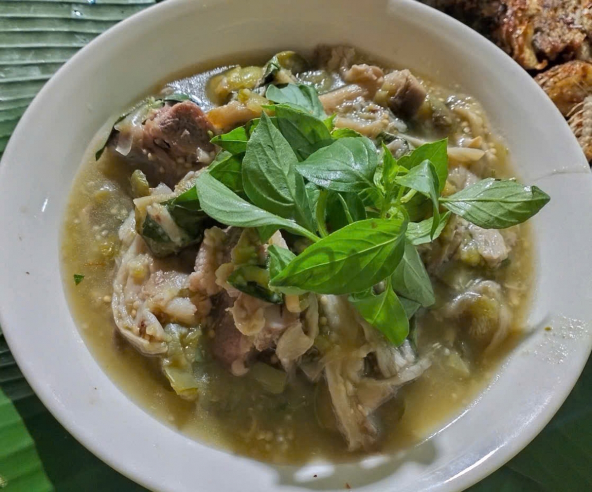 Canh cà đắng nấu nấm mối