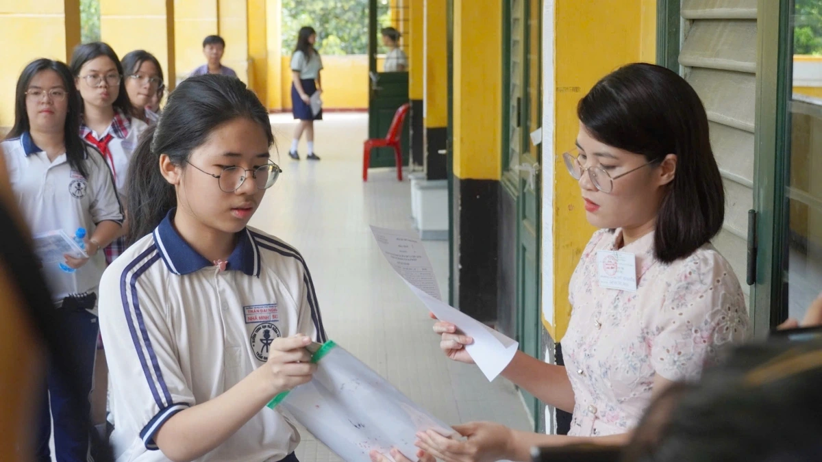 Thí sinh làm thủ tục sáng 5/6 (ảnh V.H)