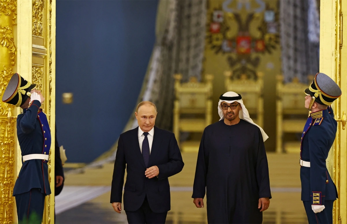 Tổng thống Nga Vladimir Putin (trái) và Tổng thống UAE Sheikh Mohammed bin Zayed Al Nahyan. Ảnh: Reuters.