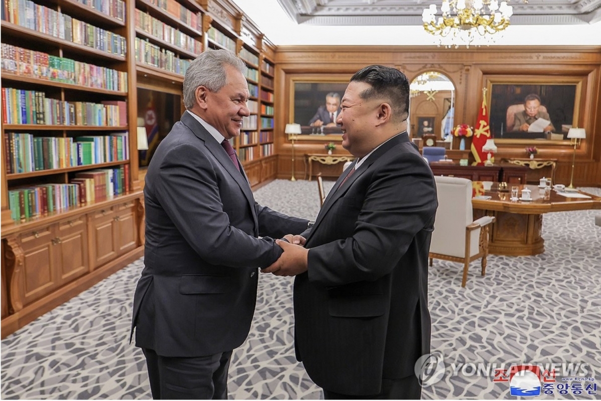 Ông Kim Jong Un gặp Thư ký Hội đồng An ninh Nga Sergei Shoigu (Ảnh: KCNA)