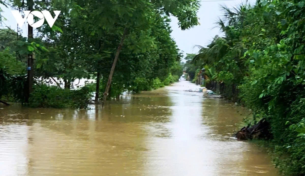 Nhiều khu dân cư bị ngập do mưa lớn, nước dâng cao ở Quảng Trị