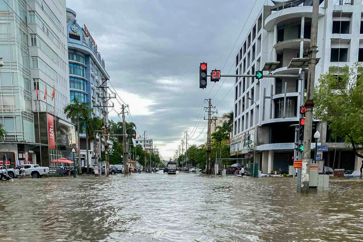 Rạng sáng, Ngã tư Nguyễn Thị Minh Khai - Hoàng Văn Thụ ở thành phố Bắc Giang ngập sâu trong biển nước