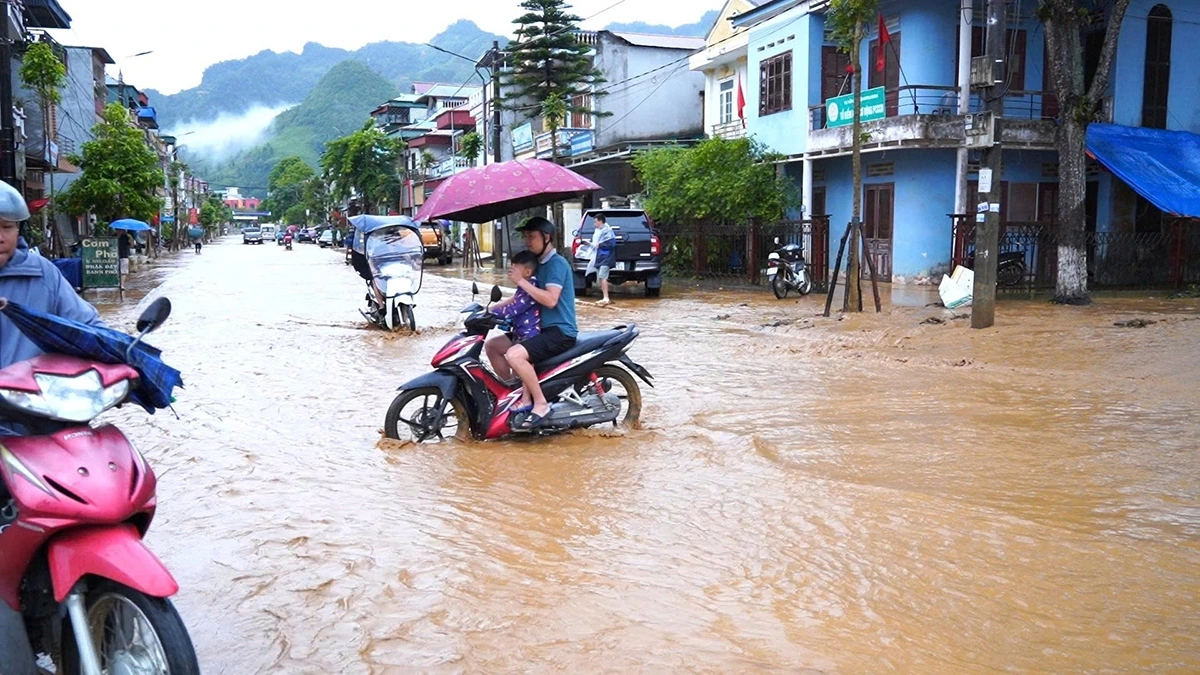 Thị trấn Mường Khương nước dâng cao ngập bánh xe