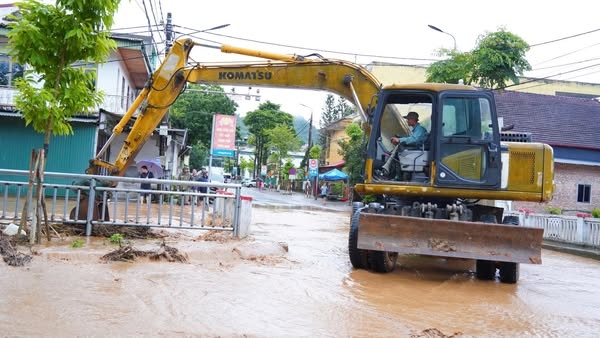 Máy xúc đã được điều động khẩn trương để khơi thông dòng chảy