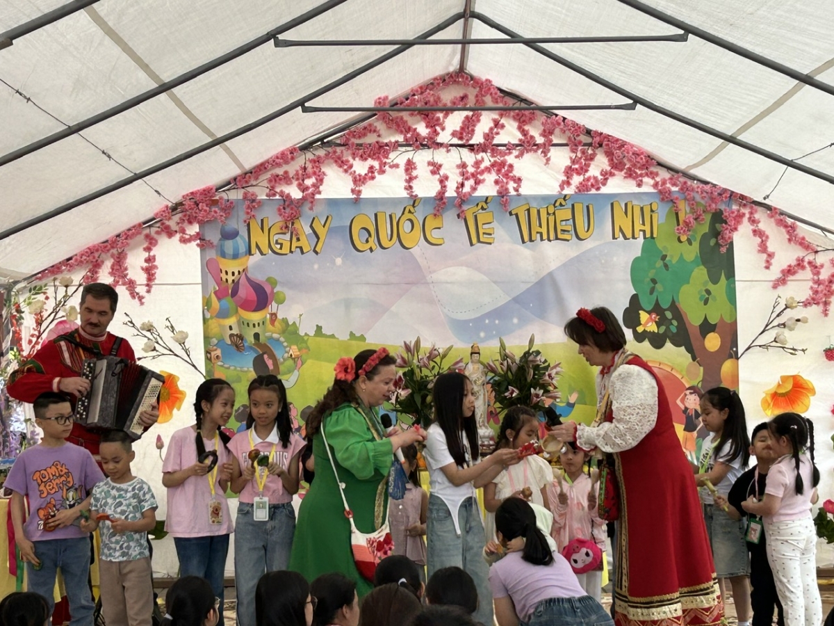 Các nghệ sĩ Nga tham gia biểu diễn văn nghệ và giúp các em chơi các trò chơi truyền thống Nga.