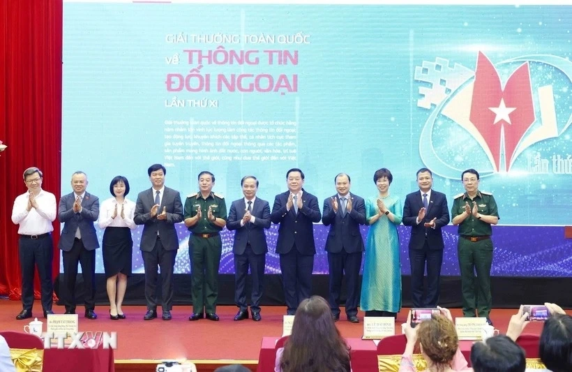Ông Nguyễn Trọng Nghĩa cùng các đại biểu thực hiện nghi thức khai trương Trang thông tin đối ngoại. (Ảnh TTXVN)