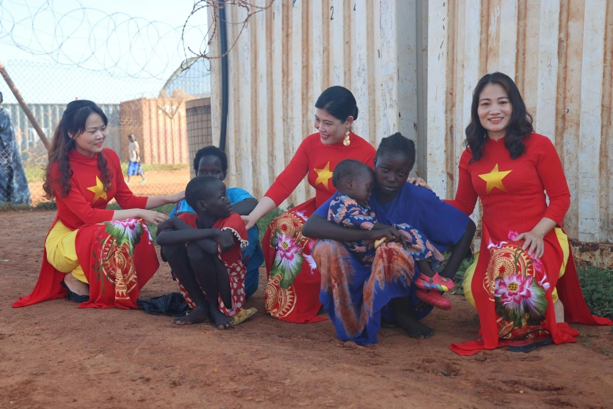 Người dân ở Nam Sudan cũng yêu thích tà áo dài Việt Nam và muốn giao lưu với các nữ bác sĩ "mũ nồi xanh"