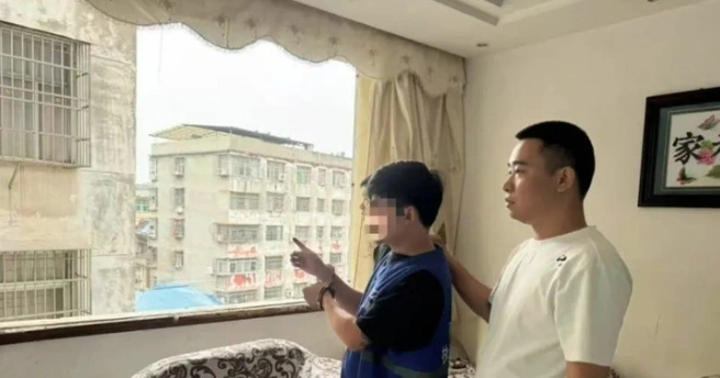 Các cửa sổ của ngôi nhà đã bị người thuê tháo dỡ để bán. (Ảnh: Weibo)