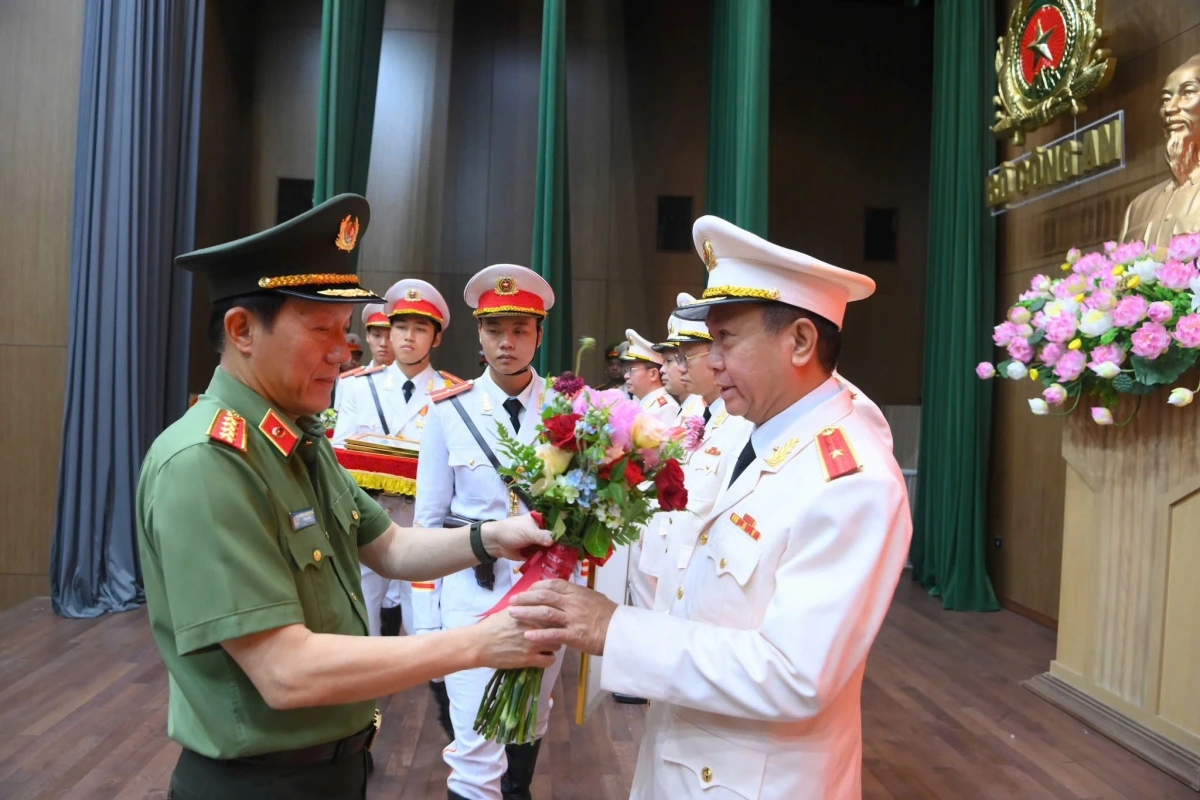 Thiếu tướng Nguyễn Đức Thuận nhận hoa chúc mừng từ Đại tướng Lương Tam Quang, Bộ trưởng Bộ Công an. (Ảnh: Bộ Công an)