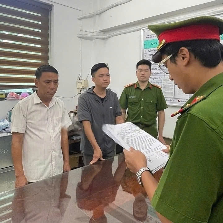 Nguyễn Văn Đây (áo trắng) và Bùi Yên Khánh (áo xám) thời điểm bắt giữ. (Ảnh Công an tỉnh Hòa Bình)