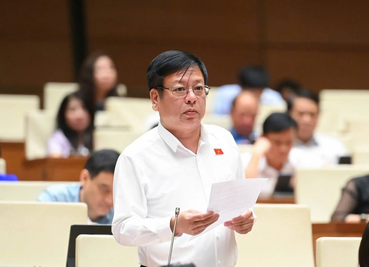 Phó Chủ nhiệm Ủy ban Pháp luật và Tư pháp, Đoàn ĐBQH tỉnh Đắk Nông Nguyễn Trường Giang chất vấn Bộ trưởng Nguyễn Kim Sơn. (Ảnh: Quốc hội)