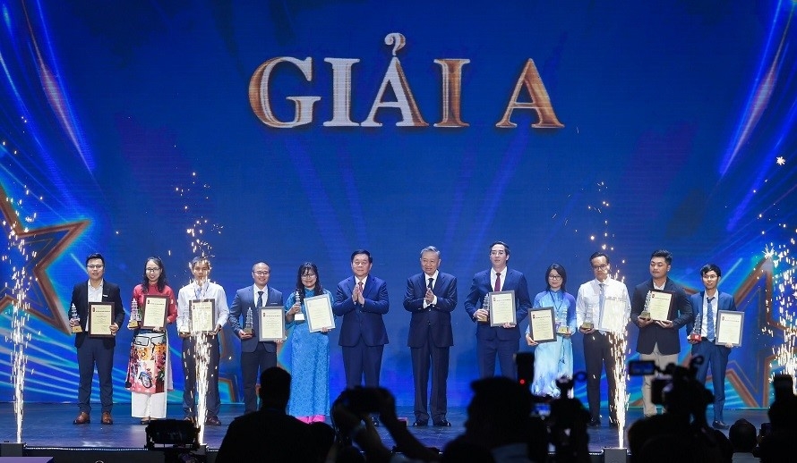 Nhiều nhà báo nữ được trao giải báo chí Quốc gia lần thứ XVIII. Ảnh: KT