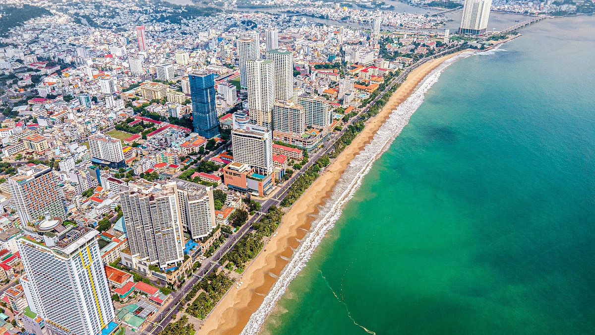 Nha Trang, Việt Nam với bờ biển tuyệt đẹp và bầu không khí thư giãn là thiên đường cho những người yêu thích biển và muốn dành thời gian tắm nắng trên bãi biển.