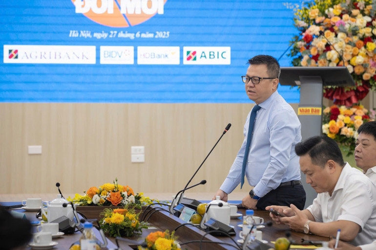 Tổng Biên tập Lê Quốc Minh phát biểu tại họp báo