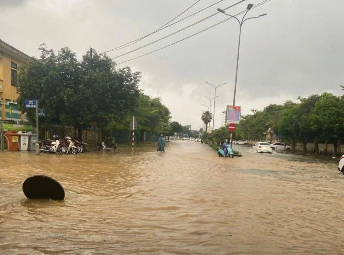 Nhiều đường ở thành phố Huế bị ngập, giao thông đi lại khó khăn